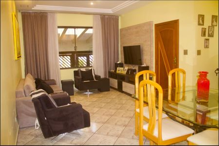 Casa à venda com 170m², 3 quartos e 2 vagasSala