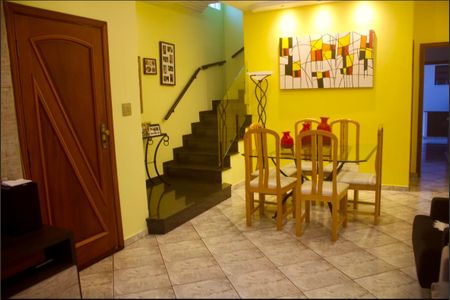 Casa à venda com 170m², 3 quartos e 2 vagasSala