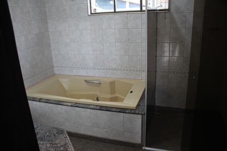 Casa à venda com 557m², 5 quartos e 4 vagasBanheiro da Suíte