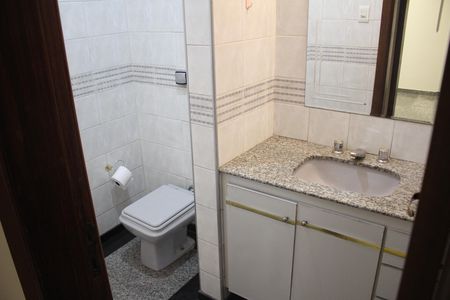 Casa à venda com 557m², 5 quartos e 4 vagasBanheiro da Suíte