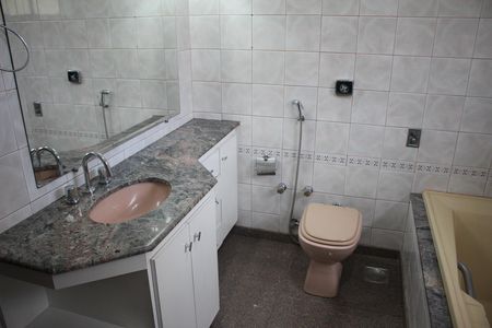Casa à venda com 557m², 5 quartos e 4 vagasBanheiro da Suíte