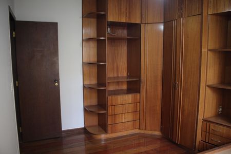 Casa à venda com 557m², 5 quartos e 4 vagasQuarto 