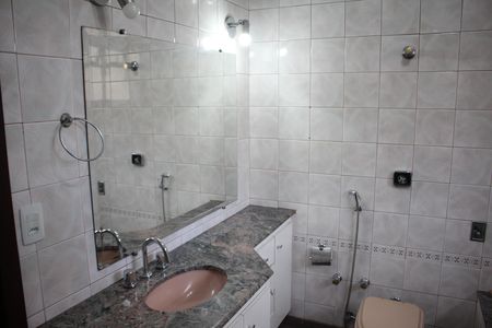 Casa à venda com 557m², 5 quartos e 4 vagasBanheiro da Suíte
