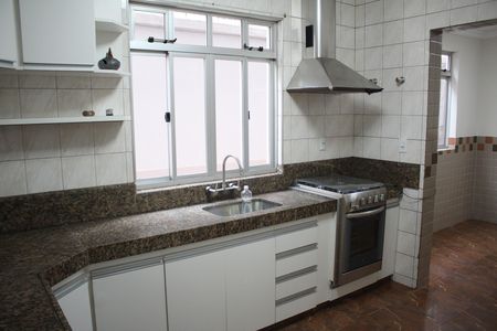 Casa à venda com 557m², 5 quartos e 4 vagasCozinha
