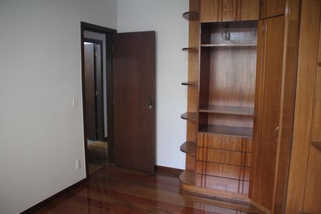 Casa à venda com 557m², 5 quartos e 4 vagasQuarto 