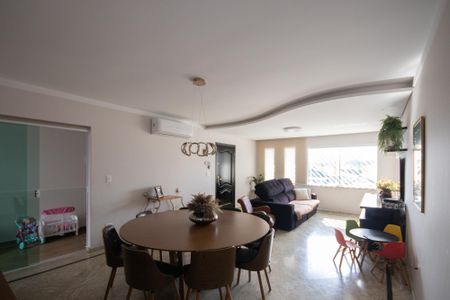 Casa à venda com 240m², 3 quartos e 5 vagasSala