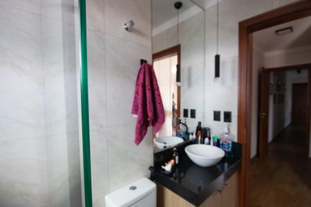 Casa à venda com 240m², 3 quartos e 5 vagasBanheiro da Suíte 1