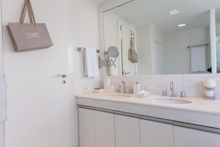 Apartamento à venda com 164m², 4 quartos e 4 vagas Apartamento à venda com 164m², 4 quartos e 4 vagasBanheiro da Suíte Master
