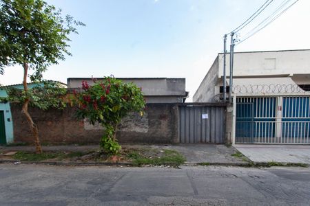 Casa à venda com 102m², 2 quartos e 2 vagas Casa à venda com 102m², 2 quartos e 2 vagasFachada