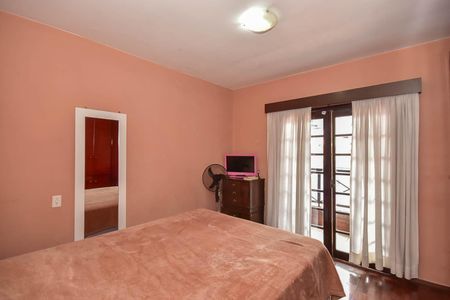 Casa à venda com 70m², 4 quartos e 2 vagasSuíte