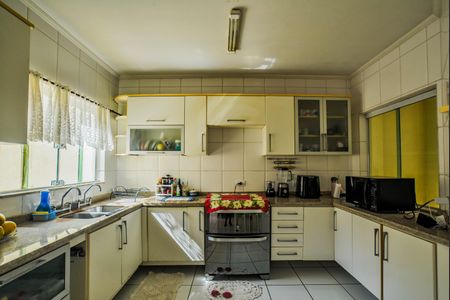 Apartamento à venda com 198m², 4 quartos e 4 vagas Apartamento à venda com 198m², 4 quartos e 4 vagasCozinha e Área de Serviço