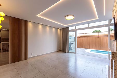 Casa de condomínio para alugar com 150m², 3 quartos e 2 vagasSala