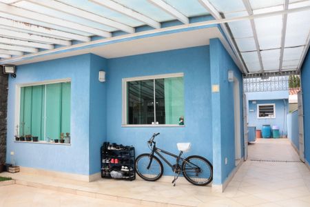 Casa à venda com 158m², 4 quartos e 2 vagasFachada e corredor lateral