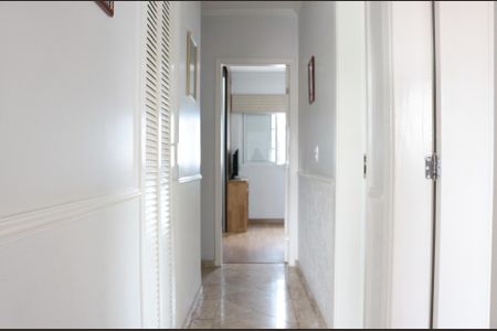 Casa à venda com 158m², 4 quartos e 2 vagasCorredor de acesso aos quartos