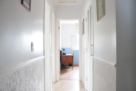 Casa à venda com 158m², 4 quartos e 2 vagasCorredor de acesso aos quartos