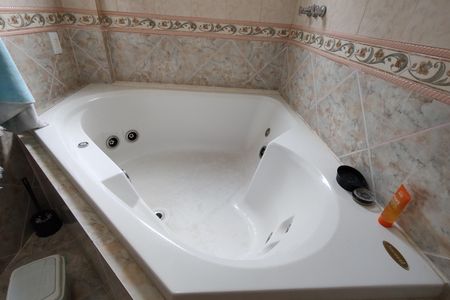 Casa de condomínio para alugar com 500m², 4 quartos e 2 vagasBanheiro da Suíte