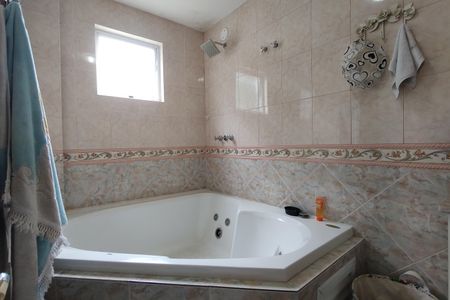 Casa de condomínio para alugar com 500m², 4 quartos e 2 vagasBanheiro da Suíte