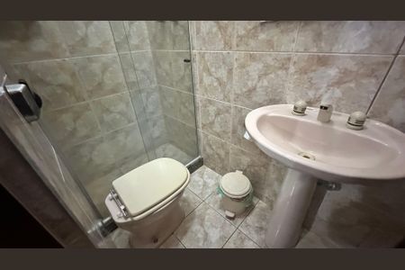 Casa de condomínio à venda com 600m², 6 quartos e 4 vagasBanheiro de serviço