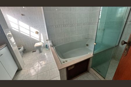Casa de condomínio à venda com 600m², 6 quartos e 4 vagasBanheiro quarto 5