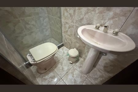 Casa de condomínio à venda com 600m², 6 quartos e 4 vagasBanheiro de serviço