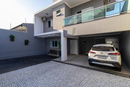 Casa à venda com 260m², 3 quartos e 4 vagasFachada 