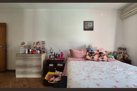 Casa à venda com 162m², 3 quartos e 4 vagas Casa à venda com 162m², 3 quartos e 4 vagasSuíte