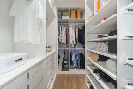 Apartamento à venda com 179m², 4 quartos e 3 vagas Apartamento à venda com 179m², 4 quartos e 3 vagasCloset Suíte 3