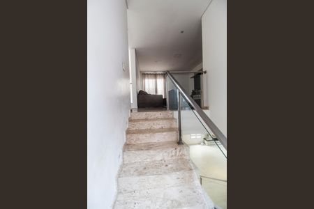 Casa à venda com 425m², 4 quartos e 2 vagas Casa à venda com 425m², 4 quartos e 2 vagasEscada