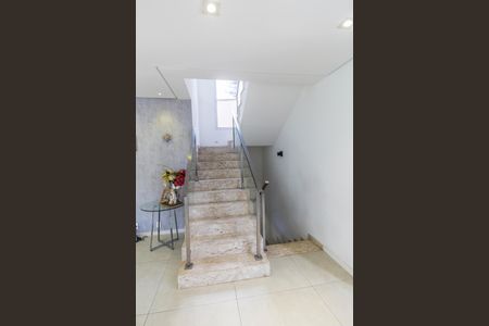 Casa à venda com 425m², 4 quartos e 2 vagas Casa à venda com 425m², 4 quartos e 2 vagasEscada