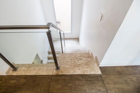 Casa à venda com 425m², 4 quartos e 2 vagas Casa à venda com 425m², 4 quartos e 2 vagasEscada