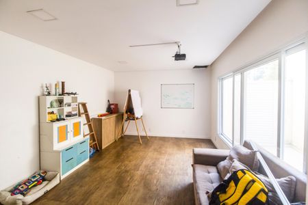 Casa à venda com 425m², 4 quartos e 2 vagas Casa à venda com 425m², 4 quartos e 2 vagasEscritório