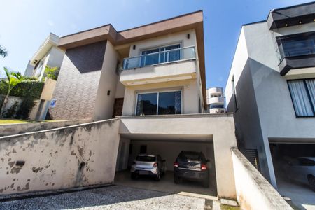 Casa à venda com 425m², 4 quartos e 2 vagas Casa à venda com 425m², 4 quartos e 2 vagasGaragem