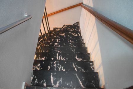 Casa à venda com 84m², 2 quartos e 1 vagaEscada