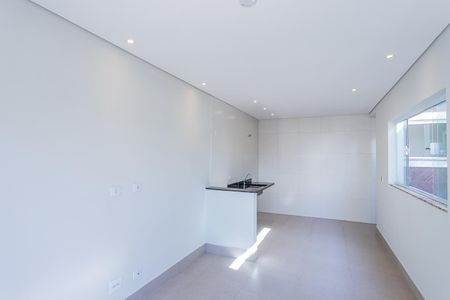 Sala e cozinha de casa para alugar com 2 quartos, 51m² em Jardim Santo Elias, São Paulo