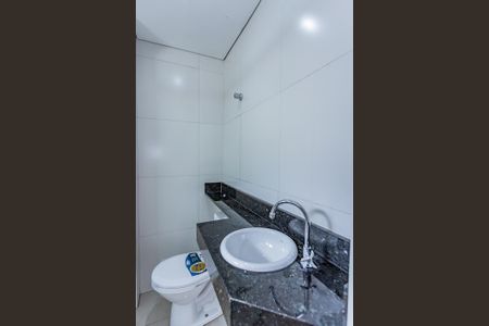 Banheiro social de casa para alugar com 2 quartos, 51m² em Jardim Santo Elias, São Paulo