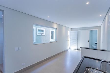 Sala e cozinha de casa para alugar com 2 quartos, 51m² em Jardim Santo Elias, São Paulo