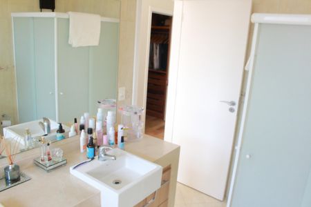 Casa à venda com 473m², 3 quartos e 8 vagasBanheiro da Suíte 1