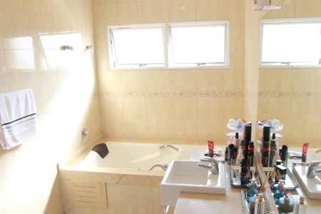 Casa à venda com 473m², 3 quartos e 8 vagasBanheiro da Suíte 1