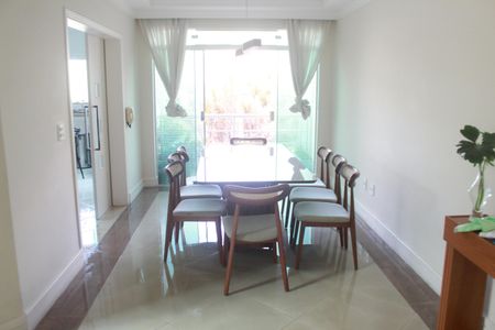 Casa à venda com 473m², 3 quartos e 8 vagasSala