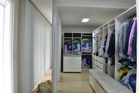 Casa para alugar com 300m², 4 quartos e 5 vagas Casa para alugar com 300m², 4 quartos e 5 vagasCloset da suíte 1