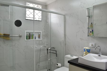 Casa para alugar com 300m², 4 quartos e 5 vagas Casa para alugar com 300m², 4 quartos e 5 vagasBanheiro 2 da Suíte 1