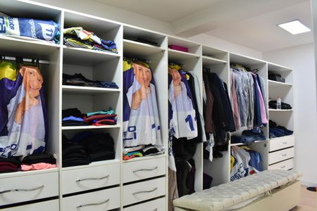 Casa para alugar com 300m², 4 quartos e 5 vagas Casa para alugar com 300m², 4 quartos e 5 vagasCloset da suíte 1