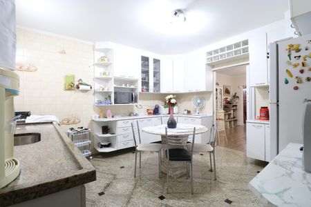 Casa à venda com 328m², 4 quartos e 6 vagasCozinha