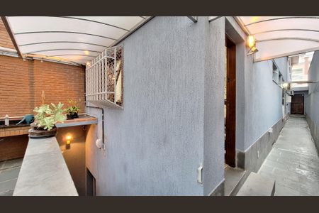 Casa à venda com 328m², 4 quartos e 6 vagas Casa à venda com 328m², 4 quartos e 6 vagasQuintal