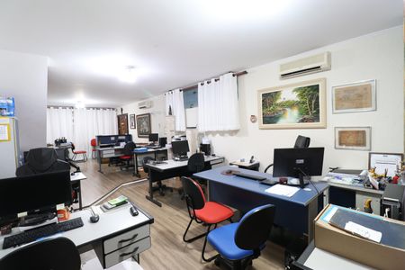 Casa à venda com 328m², 4 quartos e 6 vagasSala 2