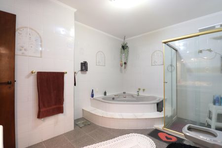 Casa à venda com 328m², 4 quartos e 6 vagasBanheiro da Suíte 2