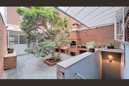 Casa à venda com 328m², 4 quartos e 6 vagas Casa à venda com 328m², 4 quartos e 6 vagasQuintal