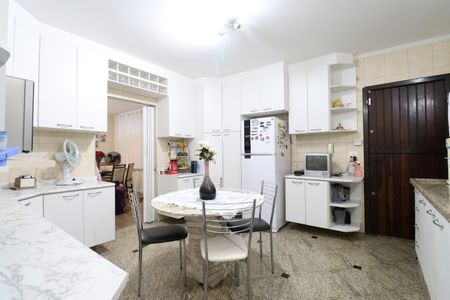 Casa à venda com 328m², 4 quartos e 6 vagasCozinha