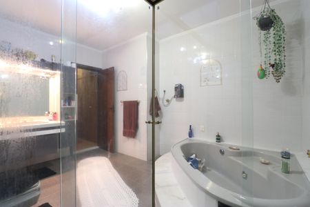 Casa à venda com 328m², 4 quartos e 6 vagasBanheiro da Suíte 2