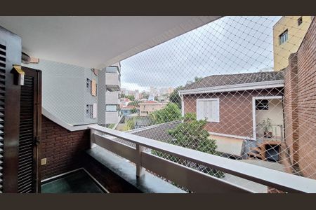 Casa à venda com 328m², 4 quartos e 6 vagas Casa à venda com 328m², 4 quartos e 6 vagasVaranda do Quarto